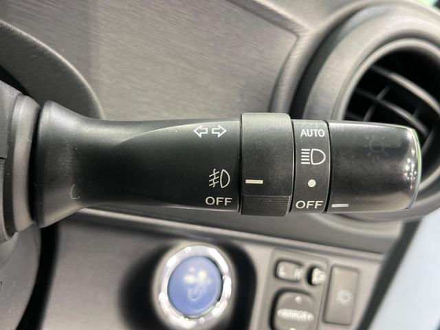 アクア Ｓ　純正ナビ　禁煙車　スマートキー　ＬＥＤヘッド　ＥＴＣ　１５インチＡＷ　オートライト　フォグランプ　オートエアコン　ＣＤ　地デジ　ドアバイザー　プライバシーガラス　アイドリングストップ　横滑り防止装置（6枚目）