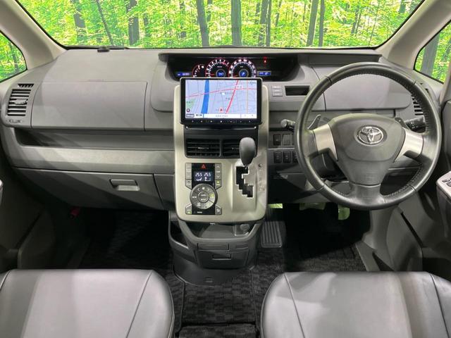 ヴォクシー ＺＳ　４ＷＤ　両側電動ドア　後席モニター　９型ナビ　バックカメラ　禁煙車　ドラレコ　スマートキー　ＨＩＤヘッド　エアロ　ＥＴＣ　純正１６インチＡＷ　オートエアコン　Ｂｌｕｅｔｏｏｔｈ　フルセグ　パドルシフト（2枚目）