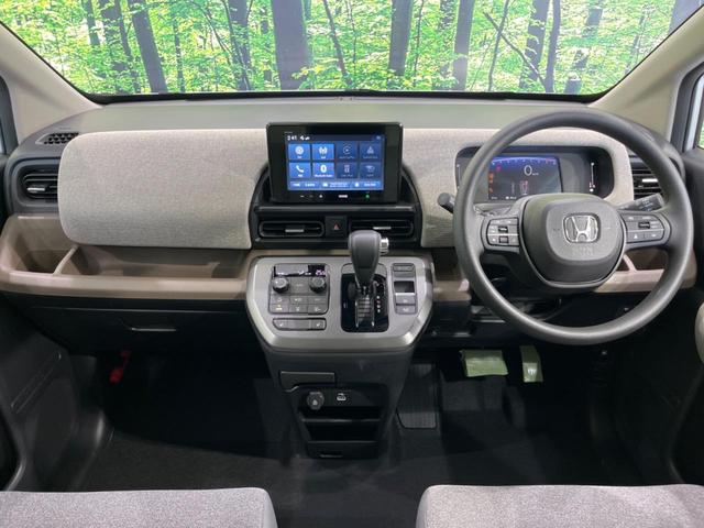 フリード エアー　４ＷＤ　登録済未使用車　両側電動ドア　純正８型ディスプレイオーディオ　バックカメラ　衝突軽減装置　レーダークルーズ　禁煙車　シートヒーター　コーナーセンサー　レーンキープ　スマートキー　ＬＥＤヘッド（2枚目）