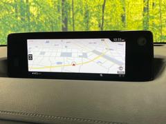 【８．８インチマツダコネクト】車内の雰囲気にマッチした大型のディスプレイ。スマホ接続でのナビ使用やＢｌｕｅｔｏｏｔｈ再生等、様々な機能が楽しめます。直感的なダイヤル操作が可能で、使い勝手も良好です。 4