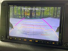 【バックカメラ】駐車時に後方がリアルタイム映像で確認できます。大型商業施設や立体駐車場での駐車時や、夜間のバック時に大活躍！運転スキルに関わらず、今や必須となった装備のひとつです！ 4