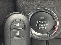 【アクセスキー＆プッシュスタート】カバンやポケットに入れたままでもドアの施錠・解錠が可能なスマートキーを装備。エンジンのオン・オフ時もカギを取り出す必要が無く、ボタンをプッシュするだけでＯＫ♪ 6