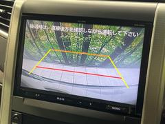 【バックカメラ】駐車時に後方がリアルタイム映像で確認できます。大型商業施設や立体駐車場での駐車時や、夜間のバック時に大活躍！運転スキルに関わらず、今や必須となった装備のひとつです！ 5