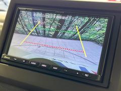 【バックカメラ】駐車時に後方がリアルタイム映像で確認できます。大型商業施設や立体駐車場での駐車時や、夜間のバック時に大活躍！運転スキルに関わらず、今や必須となった装備のひとつです！ 5