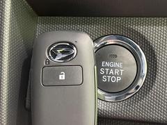 【キーフリーシステム】カバンやポケットに入れたままでもドアの施錠・解錠が可能なスマートキーを装備。エンジンのオン・オフ時もカギを取り出す必要が無いからとっても便利です♪ 7