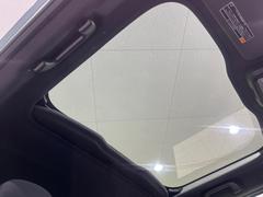 【ガラスルーフ】ガラスルーフ搭載で車内の解放感が一気にアップ！開放的なドライブをお楽しみいただけます。 3