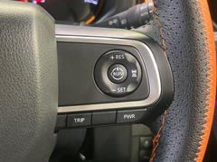 【アダプティブクルーズコントロール】高速道路での長距離走行が楽に！！自動で速度を保つクルーズコントロールが、衝突軽減システムと連携し、前方の車両を感知して車間を保つように速度調節してくれます！！ 7