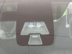 【エマージェンシーブレーキ】走行中に前方の車両等を認識し、衝突しそうな時は警報とブレーキで衝突回避と被害軽減をアシスト。より安全にドライブをお楽しみいただけます。 5