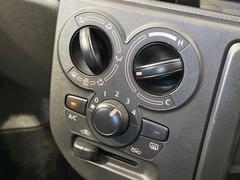 寒い冬も暑い夏も全席に快適な空調を届けてくれる、ダイヤル式エアコンを装備♪ 6