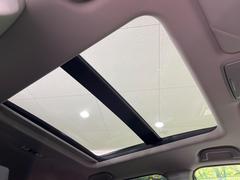 【サンルーフ】開放感たっぷりの希少装備、サンルーフが装着されています！車内に明かりを取り入れたり景色を楽しむ以外にも、車内の空気も簡単に換気できて快適です！ 3