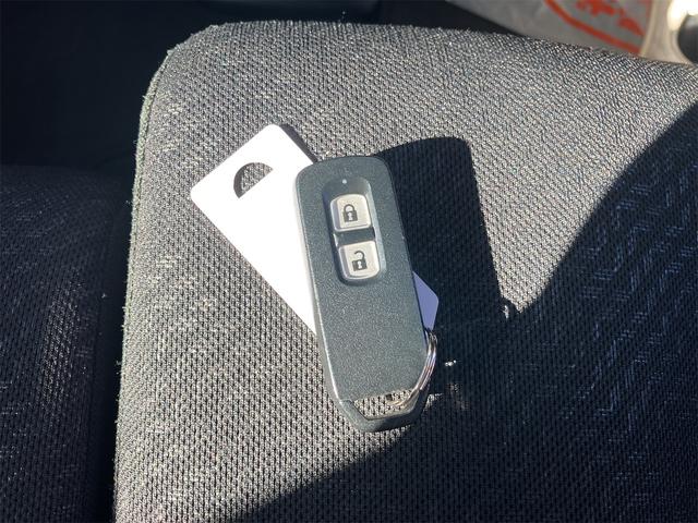 スマートエントリーキーシステムです。鍵を持っていればドアロック、解除、エンジン始動も楽チンです。イチイチ鍵を出す手間も無くなりますよ。悪天候時にも重宝しますね。