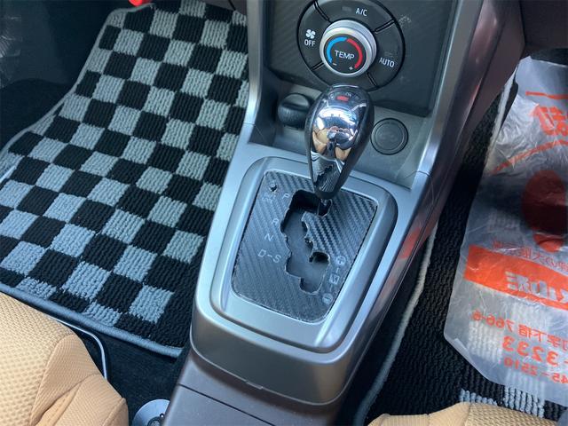 シフトレバー。ぜひ一度お客様の目で確認してください。