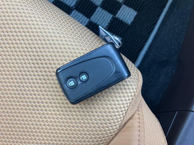 付いてて便利！とても人気の高い装備のスマートキーシステム。キーを携帯しているだけで、ドアロックの開閉並びにエンジンの始動が可能な装備です。プッシュスタートですのでエンジンの始動もボタンを押すだけです