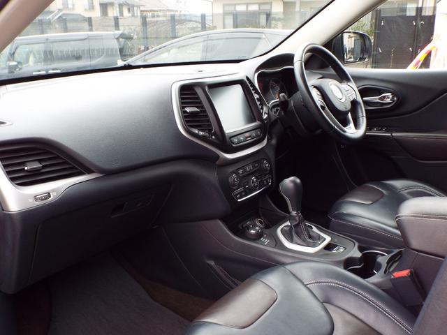 ジープ・チェロキー リミテッド　切替式４ＷＤ　ナビ　テレビ　Ｂカメラ　前後ドラレコ　クルコン　ＥＴＣ　パワーシート　レザーシート　シートヒーター　パワーバックドア　ＨＩＤ　オートライト　スマートキー　Ｐスタート　１８インチ純正アルミ（10枚目）