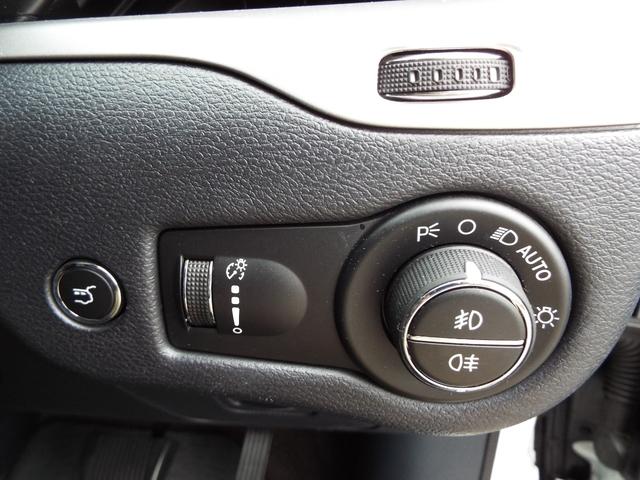 ジープ・チェロキー リミテッド　切替式４ＷＤ　ナビ　テレビ　Ｂカメラ　前後ドラレコ　クルコン　ＥＴＣ　パワーシート　レザーシート　シートヒーター　パワーバックドア　ＨＩＤ　オートライト　スマートキー　Ｐスタート　１８インチ純正アルミ（29枚目）