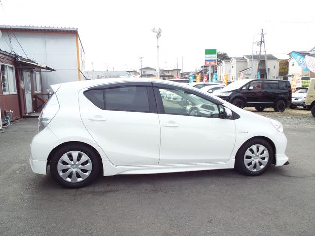 アクア Ｓ　ハイブリッド車　ナビ　テレビ　バックカメラ　ＥＴＣ　エンジンスターター　ＨＩＤヘッドライト　オートライト　フォグランプ　スマートキー　キーレス　プッシュスタート　オートエアコン　フルフラットシート（6枚目）