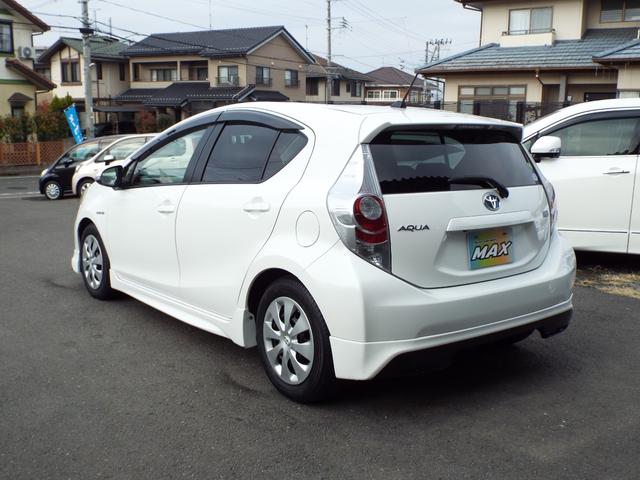 アクア Ｓ　ハイブリッド車　ナビ　テレビ　バックカメラ　ＥＴＣ　エンジンスターター　ＨＩＤヘッドライト　オートライト　フォグランプ　スマートキー　キーレス　プッシュスタート　オートエアコン　フルフラットシート（9枚目）