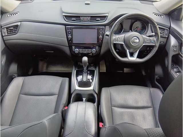 エクストレイル 2.0 20Xi 2列車 純正9インチメモリーナビゲーション アイドリングストップ車 LEDヘットライト Rカメラ 盗難防止装置 インテリキー レーンキープアシスト ETC ドライブレコーダー 記録簿 キーフリー TVナビ オートエアコン アルミホイール ABS(4枚目)