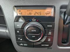 ひとつ上行く装備のオートエアコンを装備！お好みの温度を設定すれば自動で車内の温度を調整してくるので、ドライブも快適ですね♪ 6