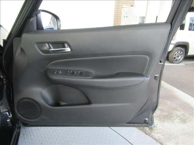 フィット e:HEV HOME 禁煙車 衝突軽減ブレーキ 歩行者事故低減ステアリング 誤発進抑制機能 近距離衝突軽減ブレーキ 渋滞追従機能付アダプティブクルーズコントロール 車線維持支援システム パーキングセンサーシステム(41枚目)