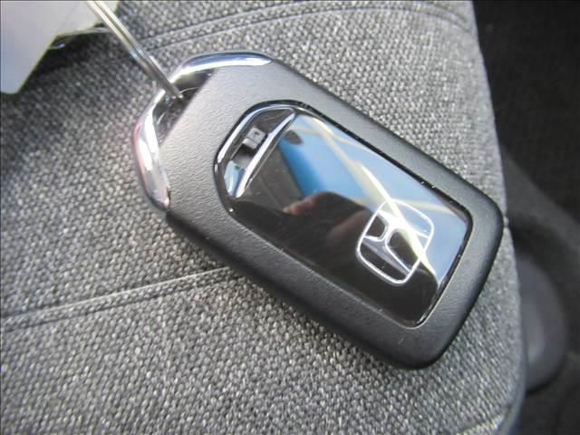 フィット e:HEV HOME 禁煙車 衝突軽減ブレーキ 歩行者事故低減ステアリング 誤発進抑制機能 近距離衝突軽減ブレーキ 渋滞追従機能付アダプティブクルーズコントロール 車線維持支援システム パーキングセンサーシステム(71枚目)