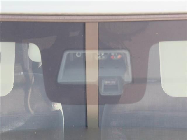 スペーシア ハイブリッドＸ　禁煙車　４ＷＤ　スズキセーフティサポート　両側電動スライドドア　コーナーセンサー　車線逸脱防止装置　横滑り防止装置　シートヒーター　ＥＴＣ　アイドリングストップ　プッシュスタート　バックカメラ（9枚目）