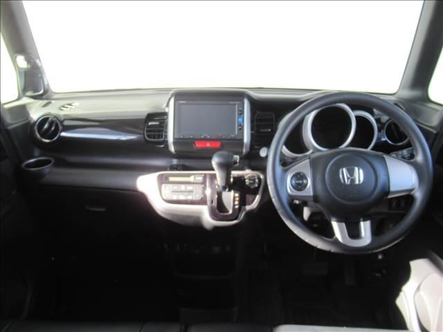 Ｎ－ＢＯＸカスタム Ｃｕｓｔｏｍ　ＳＳパッケージ　禁煙車　純正ナビ　両側電動スライドドア　バックモニター　シートヒーター　シートクーラー　横滑り防止装置　オートエアコン　ビルドインＥＴＣ　電格ミラー　フォグ（8枚目）