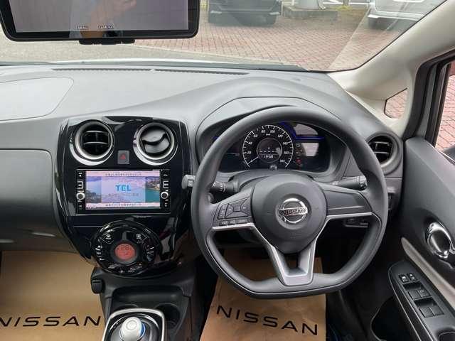 ノート ｅ－パワー　Ｘ　衝突軽減　ナビ　３６０°モニター　ドラレコ　ＥＴＣ　横滑り防止装置　障害物センサー　車線逸脱警報　フルセグＴＶ　ＤＶＤ再生　インテリキー　純正アルミ　スマートルームミラー　オートエアコン　オートライト（4枚目）