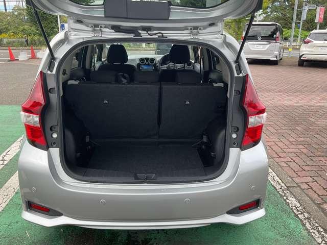 ノート ｅ－パワー　Ｘ　衝突軽減　ナビ　３６０°モニター　ドラレコ　ＥＴＣ　横滑り防止装置　障害物センサー　車線逸脱警報　フルセグＴＶ　ＤＶＤ再生　インテリキー　純正アルミ　スマートルームミラー　オートエアコン　オートライト（17枚目）