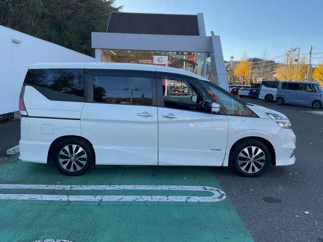 セレナ ハイウェイスター　ＶセレクションＩＩ　プロパイロット　ワイドナビＴＶ　後席モニター　エマージェンシーブレーキ　車線逸脱警報　ドラレコ　ＤＶＤ再生　インテリキー　両側電動スライド　障害物センサー　スマートミラー　ＬＥＤライト　ワンオーナー（22枚目）