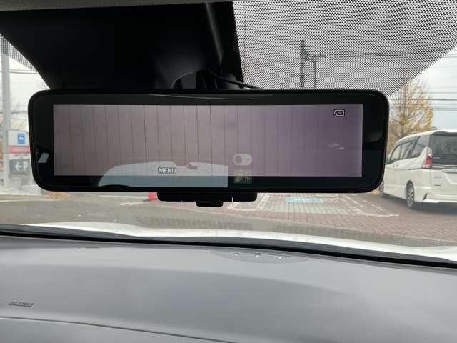 【インテリジェント　ルームミラー】後方のカメラ映像をミラー面に映し出して。クリアな後方視界を確保します。