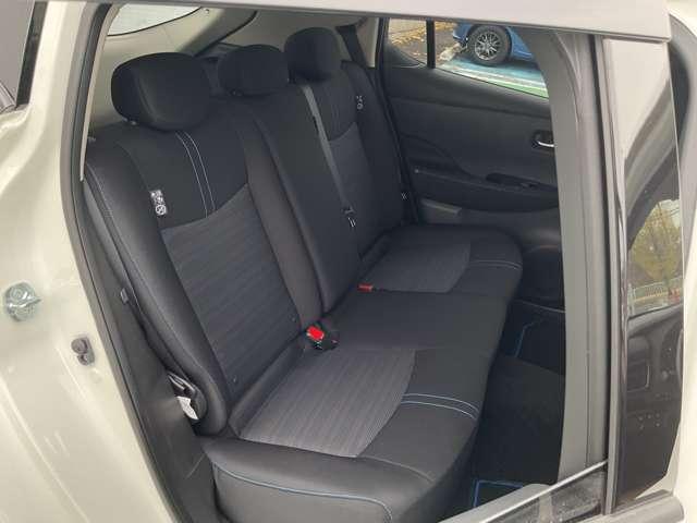 後席もゆとりある空間でゆったりくつろぐことができます。大切な家族と一緒にお乗り頂く時も快適にお過ごし頂けます。