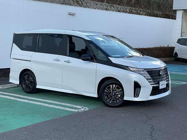 セレナ ｅ－パワー　ハイウェイスターＶ　９０周年記念車　当社試乗車ＵＰ　プロパイロット　メーカーナビ　後席モニター　エマージェンシーブレーキ　アラウンドビューモニター　ＥＴＣ　ドラレコ　両側電動スライドドア　シートヒーター　スマートミラー　障害物センサー（2枚目）