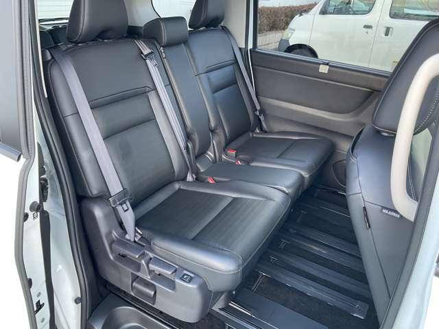 セレナ ｅ－パワー　ハイウェイスターＶ　９０周年記念車　当社試乗車ＵＰ　プロパイロット　メーカーナビ　後席モニター　エマージェンシーブレーキ　アラウンドビューモニター　ＥＴＣ　ドラレコ　両側電動スライドドア　シートヒーター　スマートミラー　障害物センサー（16枚目）