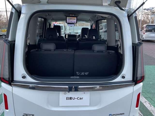 セレナ ｅ－パワー　ハイウェイスターＶ　９０周年記念車　当社試乗車ＵＰ　プロパイロット　メーカーナビ　後席モニター　エマージェンシーブレーキ　アラウンドビューモニター　ＥＴＣ　ドラレコ　両側電動スライドドア　シートヒーター　スマートミラー　障害物センサー（17枚目）