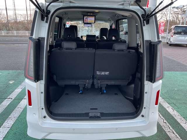 セレナ ｅ－パワー　ハイウェイスターＶ　９０周年記念車　当社試乗車ＵＰ　プロパイロット　メーカーナビ　後席モニター　エマージェンシーブレーキ　アラウンドビューモニター　ＥＴＣ　ドラレコ　両側電動スライドドア　シートヒーター　スマートミラー　障害物センサー（18枚目）