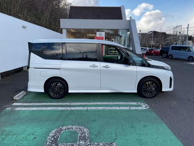 セレナ ｅ－パワー　ハイウェイスターＶ　９０周年記念車　当社試乗車ＵＰ　プロパイロット　メーカーナビ　後席モニター　エマージェンシーブレーキ　アラウンドビューモニター　ＥＴＣ　ドラレコ　両側電動スライドドア　シートヒーター　スマートミラー　障害物センサー（21枚目）