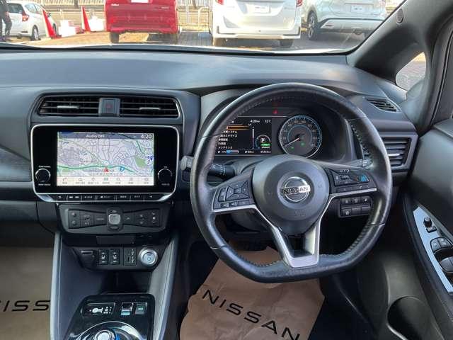 ますますドライブが楽しくなる、明るく開放的な運転席まわりです。