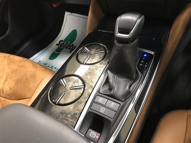 クラウンハイブリッド Ｓ　Ｆｏｕｒ　エレガンススタイル　４ＷＤ　フルセグ　メモリーナビ　ＤＶＤ再生　ミュージックプレイヤー接続可　バックカメラ　衝突被害軽減システム　ＥＴＣ　ＬＥＤヘッドランプ　ワンオーナー　記録簿　アイドリングストップ（20枚目）