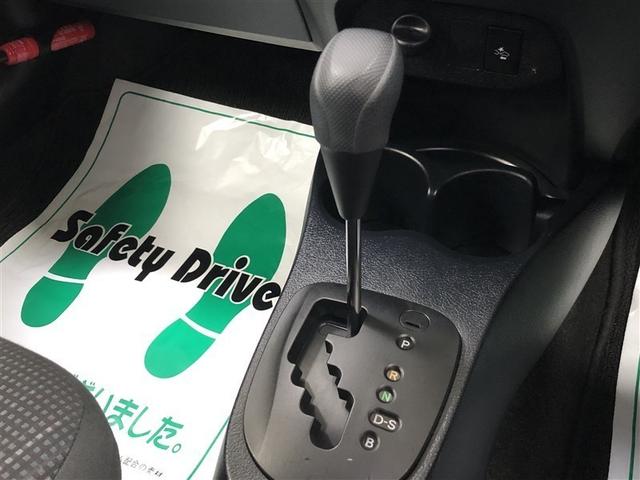 �t�����g�R���\�[���g���C�ɂ́A���E���̎d�؂�����Ă��܂��B���������܂܂��ƃJ�b�v�z���_�[����������Ƃ��Ă̎g�p���\�ł��B�d�؂���O���΁A�|�[�`�Ȃǂ̏����傫�ȕ����u�����Ƃ��ł��܂��B