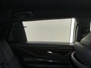 【手動式リヤドアサンシェード】リヤドアトリム内にサンシェードが格納されています。手動で引き出して使用可能です。日差しを遮り快適に過ごせます。