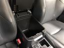 大型センターコンソールボックスです。ボックス内が整理しやすい中段トレイ付き。アームレストとしても使用可能なので、ロングドライブでもゆったりと過ごせます。