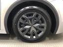 樹脂フルキャップ付き17インチスチールホイール(195/60R17)装着です。