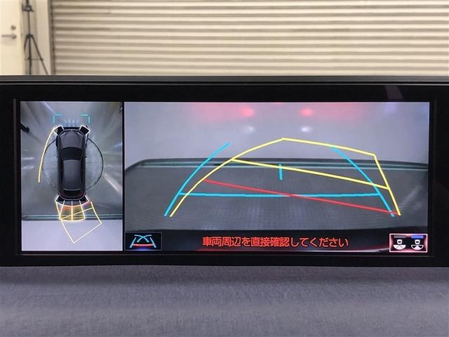 【パノラミックビューモニター】クルマの前後左右に搭載したカメラから取り込んだ画像を合成し、車両を上から見たような画像をディスプレイに表示します。