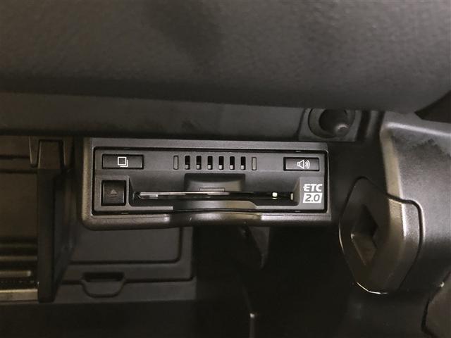 【ＥＴＣ２．０ユニット（ビルトイン）】高速・有料道路の料金所をキャッシュレス、スムーズに通過可能です。高速道路上に設置されたＩＴＳスポットからの情報取得も可能です。