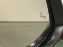 《ブラインドスポットモニター(BSM)》隣の車線を走るクルマをレーダーで探知。ドアミラーでは確認しづらい死角エリアのクルマを、ミラーについたLEDインジケーターを点滅させ、ドライバーに注意を促します。