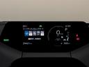 【トップマウントメーター】7インチディスプレイにミニマルなグラフィックメーターやLEDインジケーターを表示します。視線移動少なく表示が確認できる、運転に集中しやすい構成となっています。