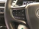 【ステアリングスイッチ】マルチインフォメーションディスプレイ内の表示切替や運転支援機能、オーディオなどの操作をステアリングから手を離さずに行うことができます。