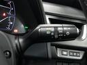 《アダプティブハイビームシステム》ハイビームとロービームを自動で切り替えするだけでなく、先行車や対向車に光が当たらないよう、部分的に遮光する機能も付いています。ハイビーム走行の頻度がより向上します。