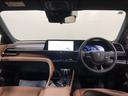 「アイランドアーキテクチャー」を活かし、運転席と助手席はアシンメトリーにコーディネーション!運転席側は運転に集中できるようブラックに統一!助手席側は様々な素材と配色をあしらい、くつろぎの空間に!